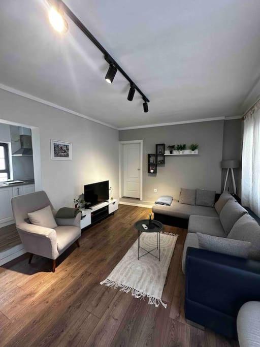 Location 3-floor With 6 Bedrooms * Tiranë